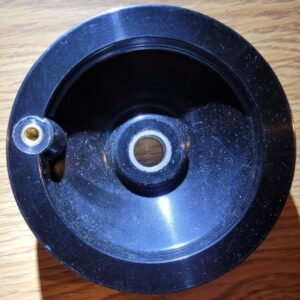 Isolator grounding wheel